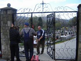 Nowa brama wejściowa na cmentarz