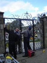 Nowa brama wejściowa na cmentarz